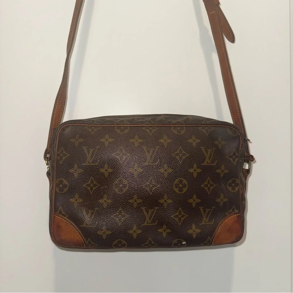 AUTHENTIC Louis Vuitton Trocadero 27 Crossbody Bag - Picture 8 of 16
